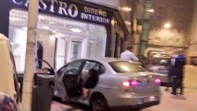 Un coche impacta contra una tienda de O Ventorrillo, en A Coruña