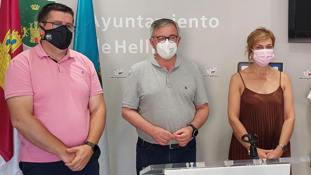 Los secretarios generales de UGT y CCOO en Albacete, Francisco Javier González y Carmen Juste,  con el alcalde de Hellín, Ramón García