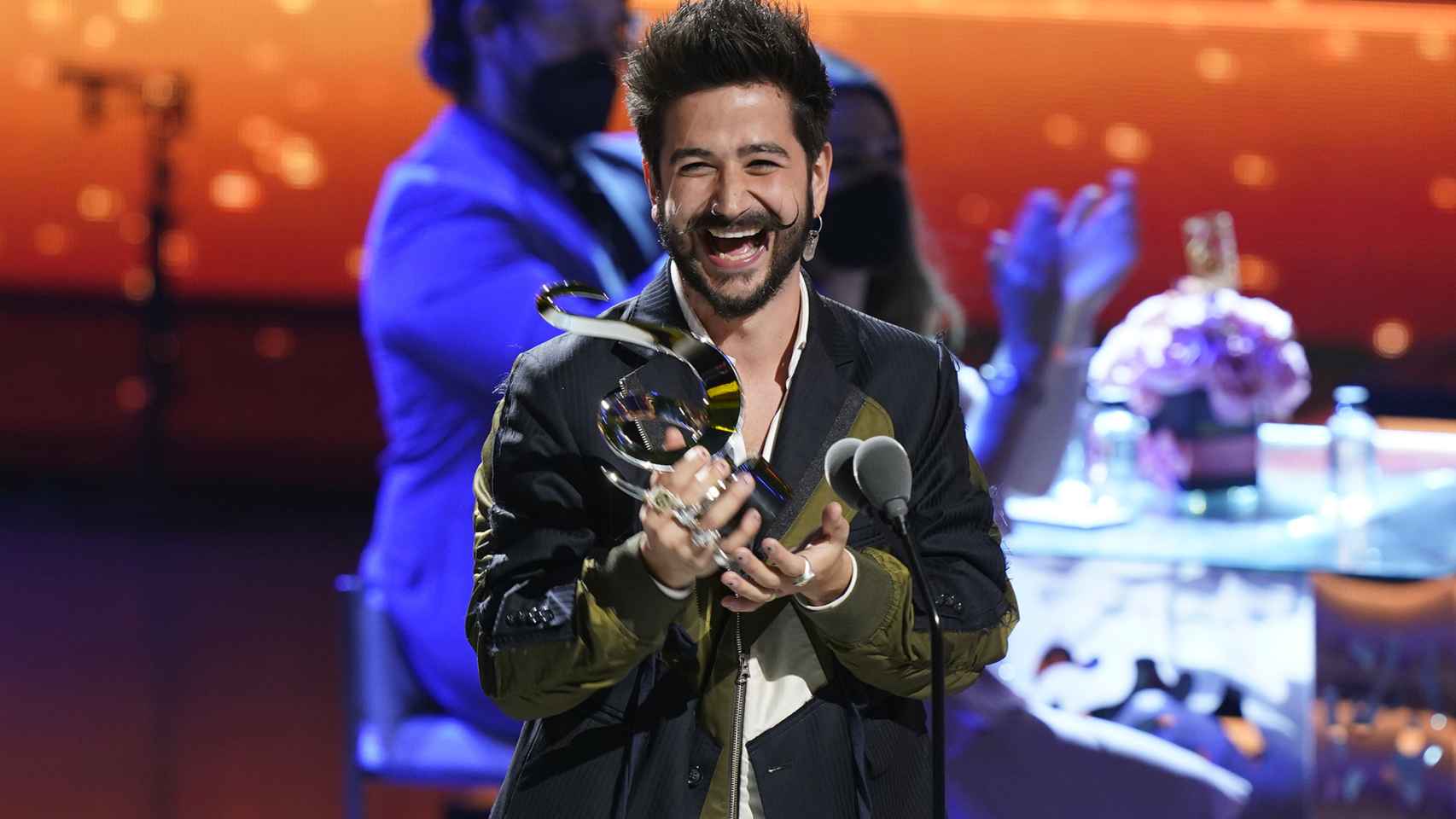 El cantante Camilo recogiendo un premio en Miami en febrero de este año.