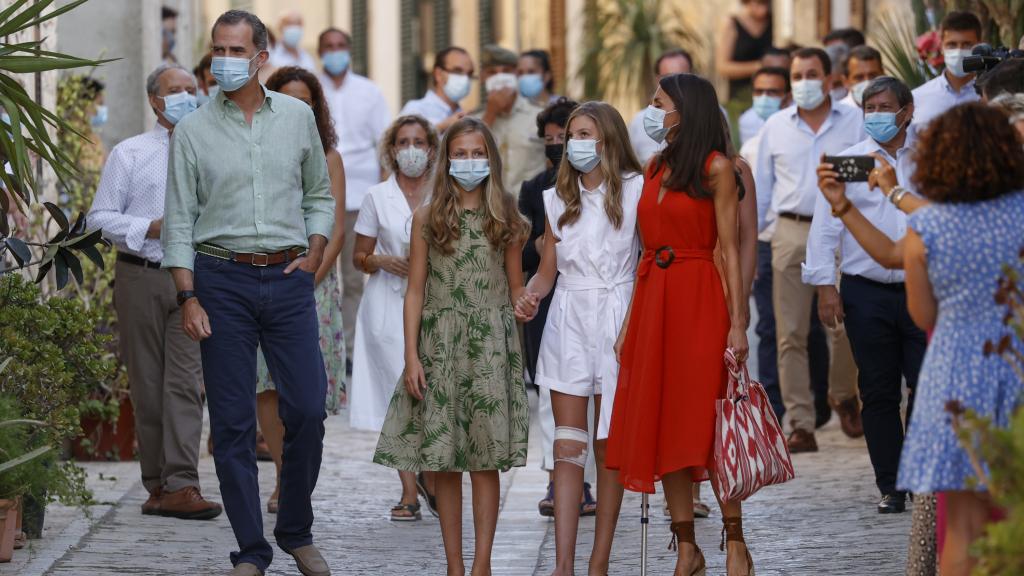 La Familia real sale de paseo por las calles de Marivent