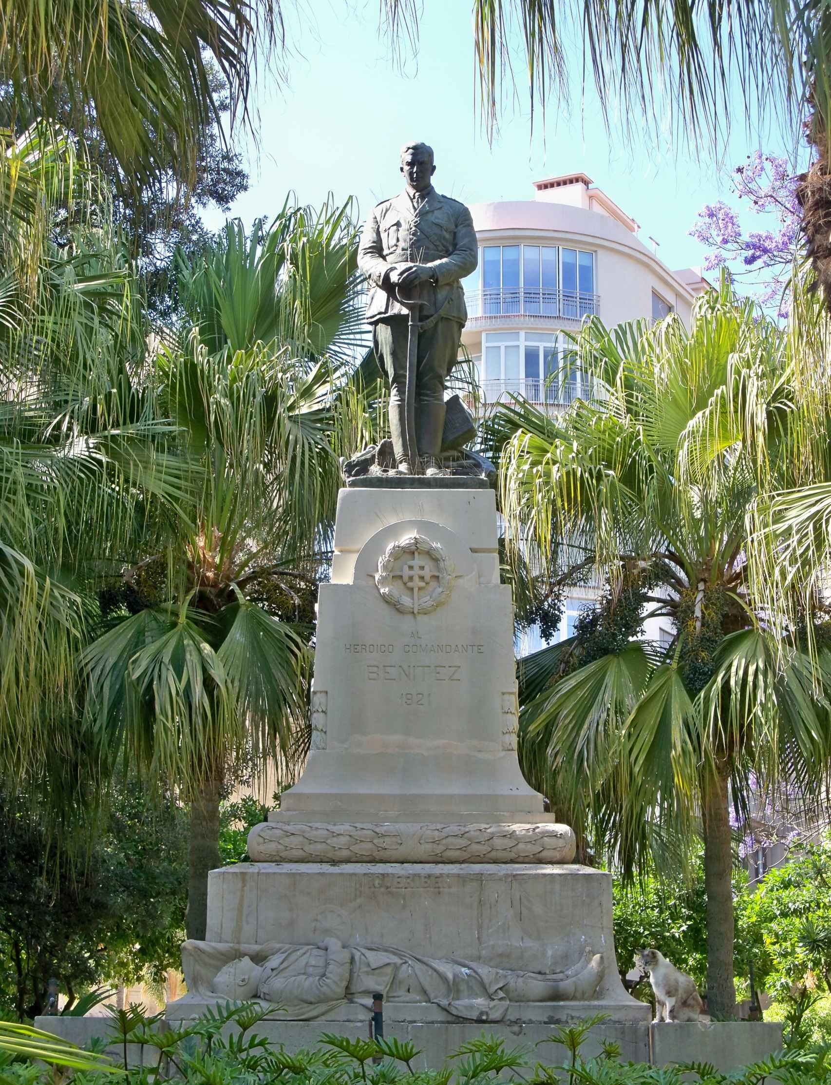 Monumento en honor al comandante Benítez en el Parque.