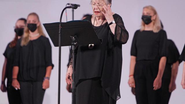 María Galiana durante la lectura de los poemas en el escenario del Certamen de Habaneras de Torrevieja