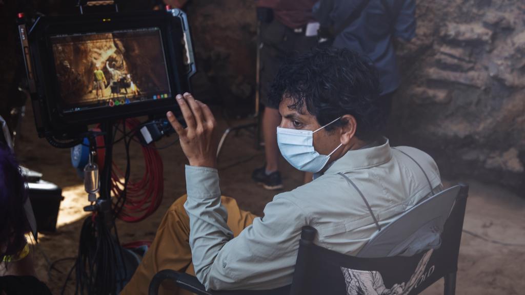 M. Night Shyamalan dirige 'Tiempo' con mascarilla.