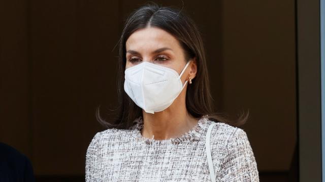 La reina Letizia llegando a la Asociación Española contra el Cáncer (AECC).