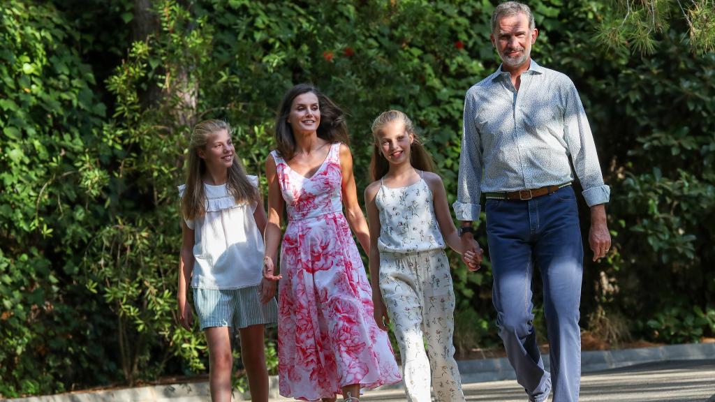 Felipe y Letizia, junto a la princesa Leonor y la infanta Sofía, en los jardines de Marivent.