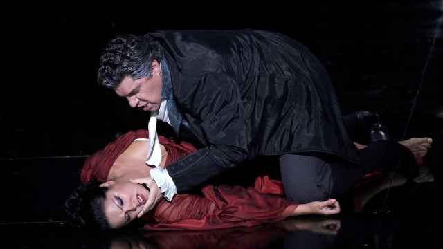 La soprano Anna Netrebko y el barítono Luca Salsi durante su interpretación de 'Tosca' en el Teatro Real.