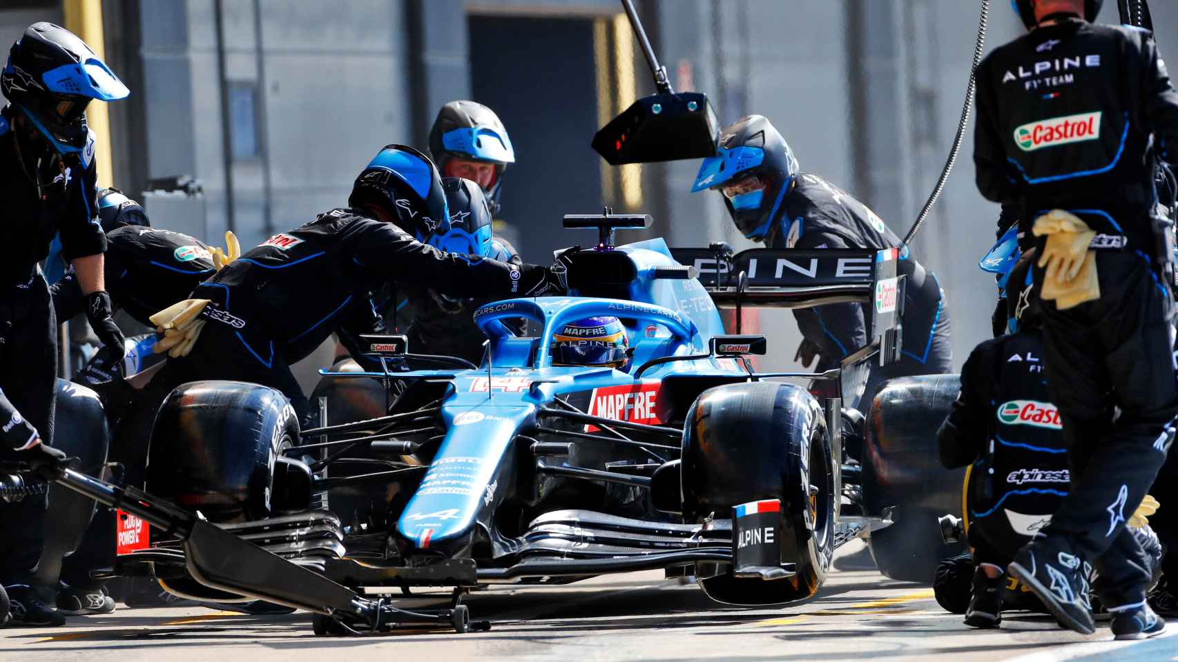 Fernando Alonso saliendo de boxes en Silverstone
