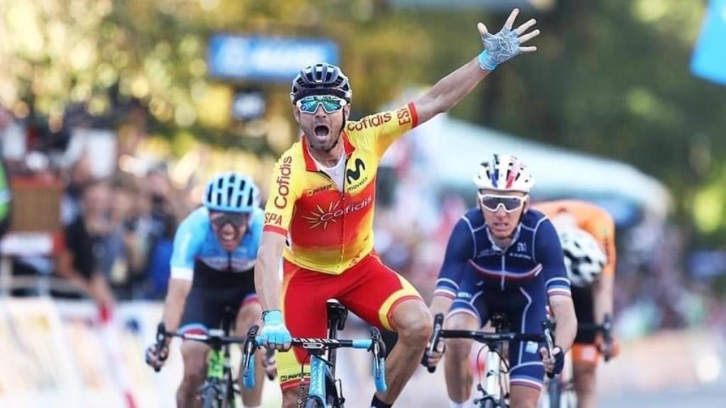 Alejandro Valverde celebrando su triunfo en el Mundial de Innsbruck 2018