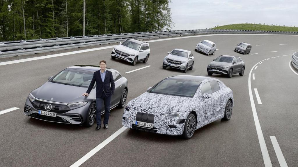 El consejero delegado de Daimler y Mercedes-Benz, Ola Källenius, junto a los eléctricos.
