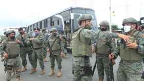 Militares enviados para sofocar los motines en las cárceles de ecuador.