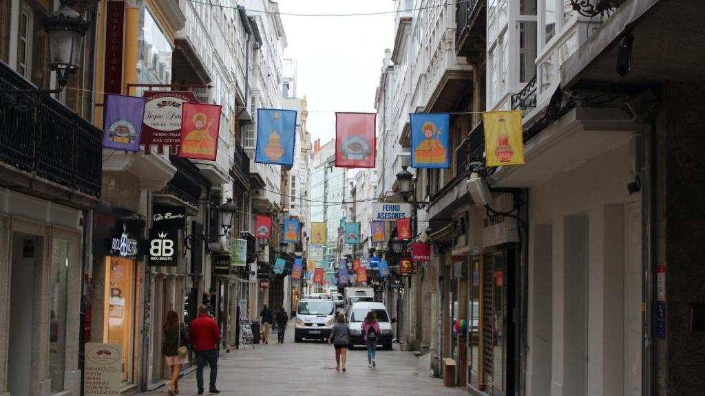 Banderines en la calle Real de A Coruña