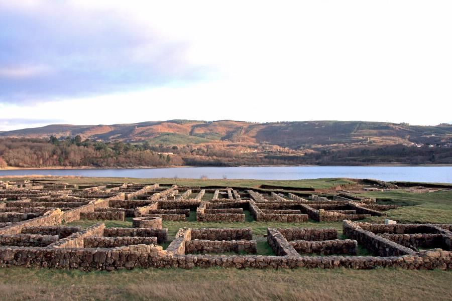  Vistas del yacimiento junto al embalse (Foto: Turismo de Galicia)