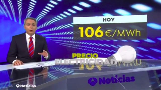 Vicente Vallés en mitad de su análisis en el Informativo.