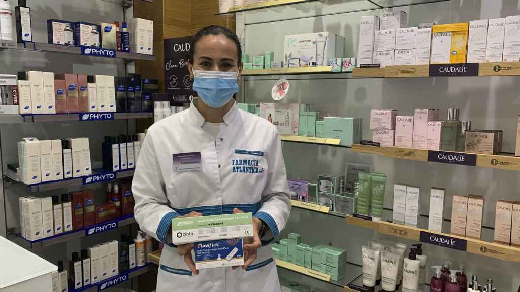 La farmacéutica Elena Bustillo, de Farmacia Atlántica, con los test de antígenos