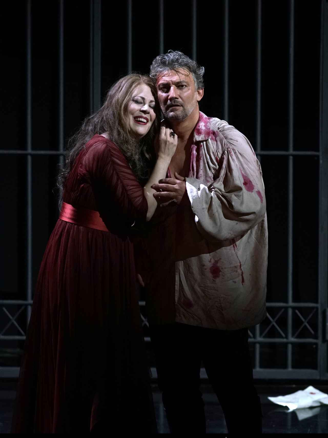 La soprano Sondra Radvanovsky y el tenor Jonas Kaufamann interpretando 'Tosca', de Giacomo Puccini.