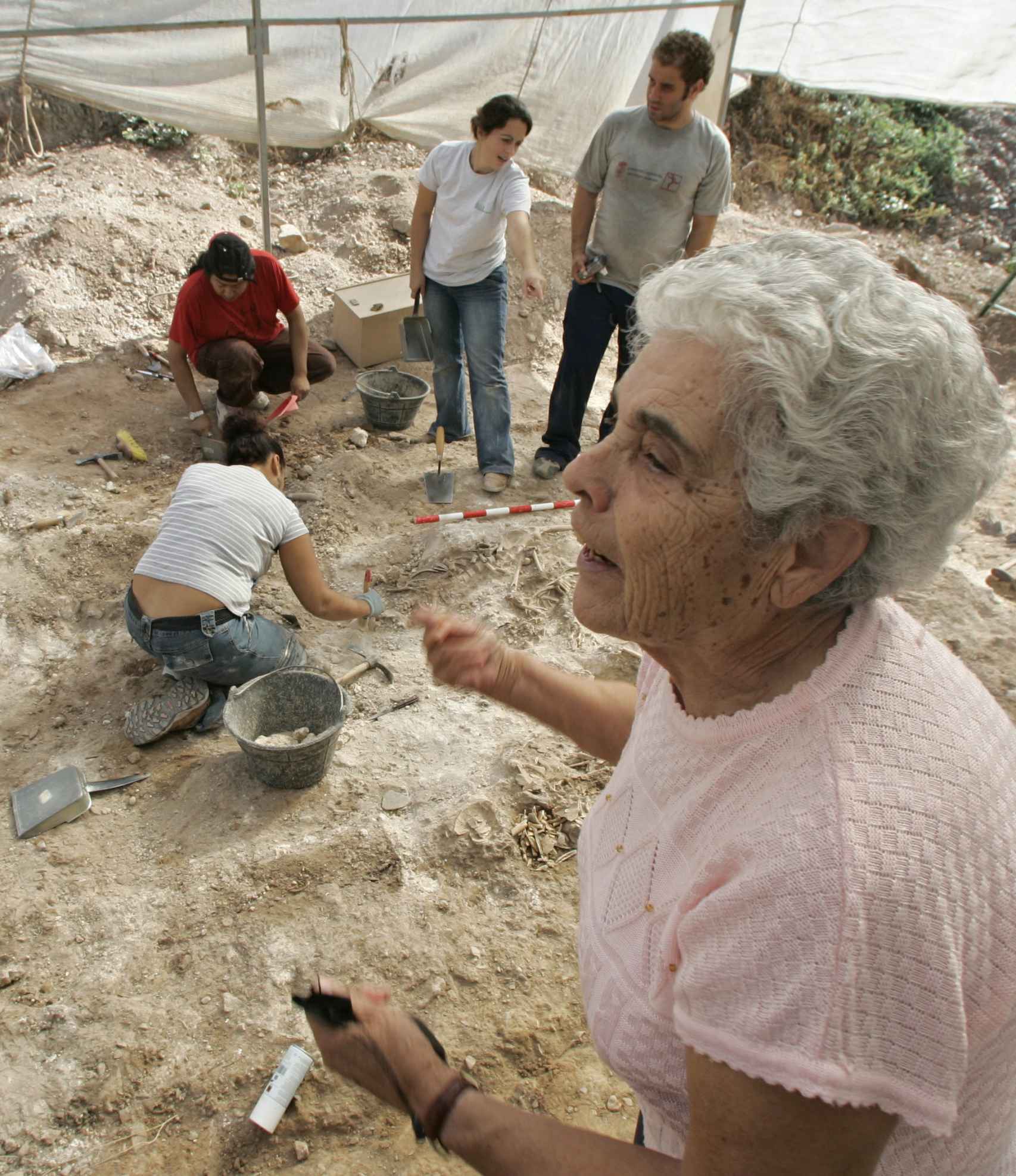 Juliana Sánchez junto a la fosa común que contiene los restos de su padre, asesinado por los fascistas durante la Guerra Civil.