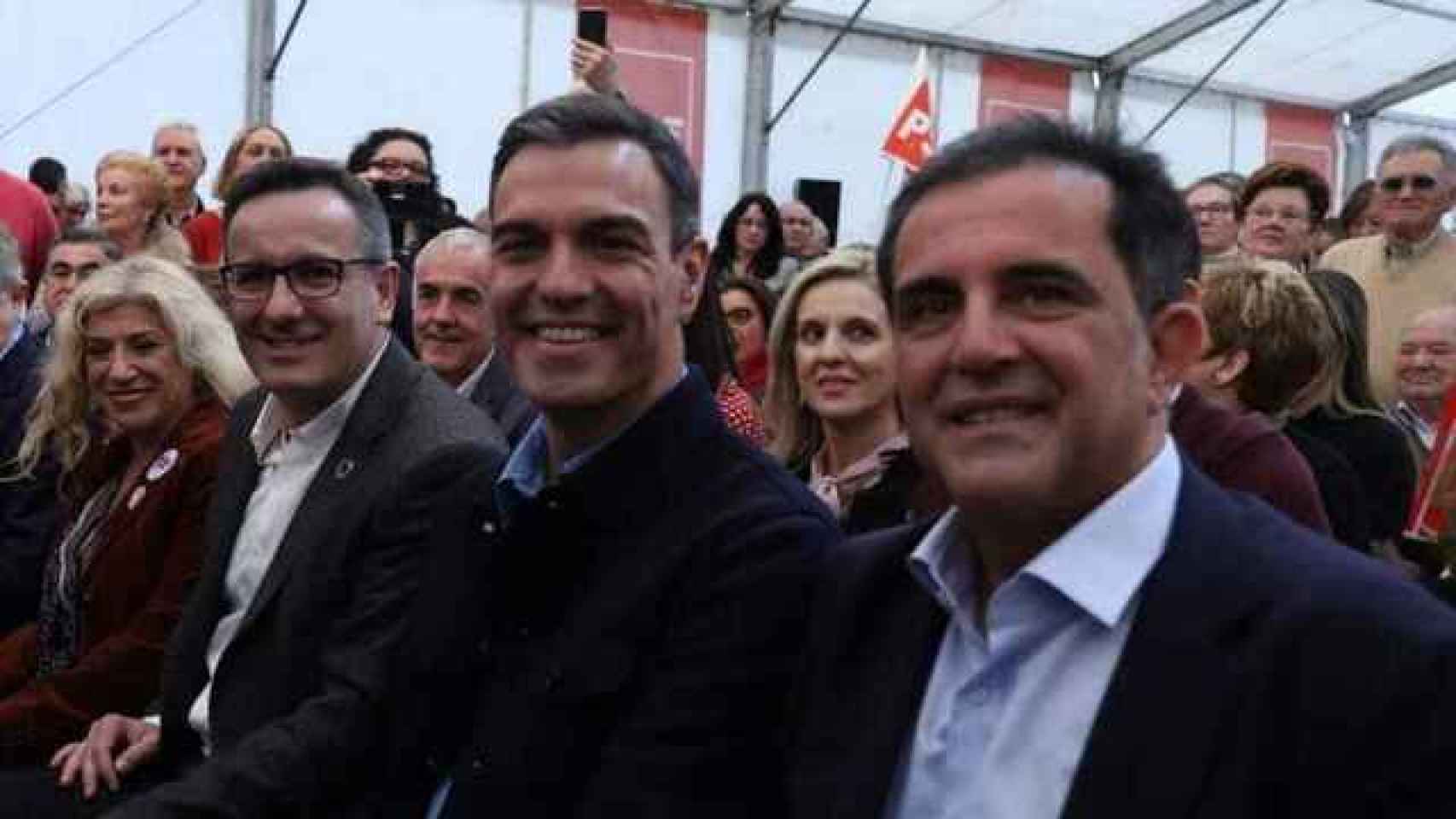 El secretario general del PSRM, Diego Conesa; el líder estatal del PSOE, Pedro Sánchez, y el secretario en Murcia, José Antonio Serrano