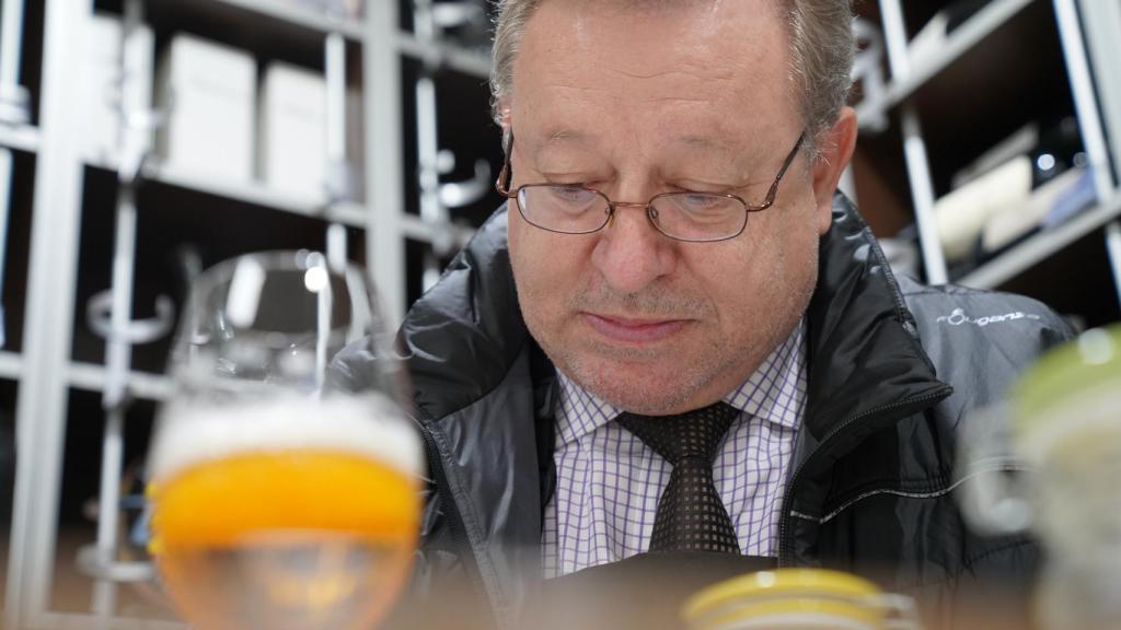 Carlos Gómez apunta los matices que va percibiendo en cada cerveza probada.