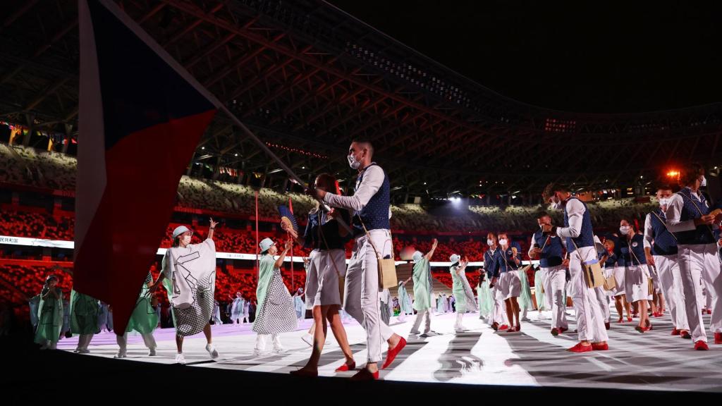 El abanderado de República Checa durante la ceremonia de los JJOO