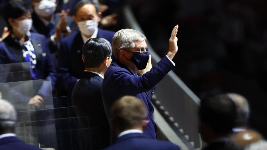 Thomas Bach, presidente del COI, saluda durante la Ceremonia de Apertura de los JJOO de Tokio