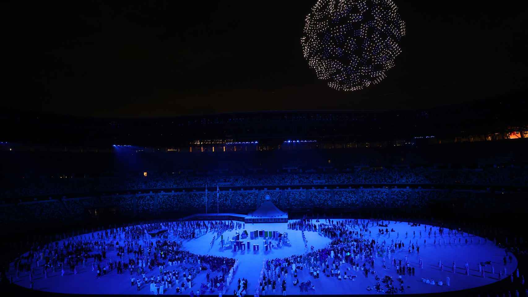 Una nube de drones dibuja el logotipo de los JJOO de Tokio sobre el Estadio Olímpico
