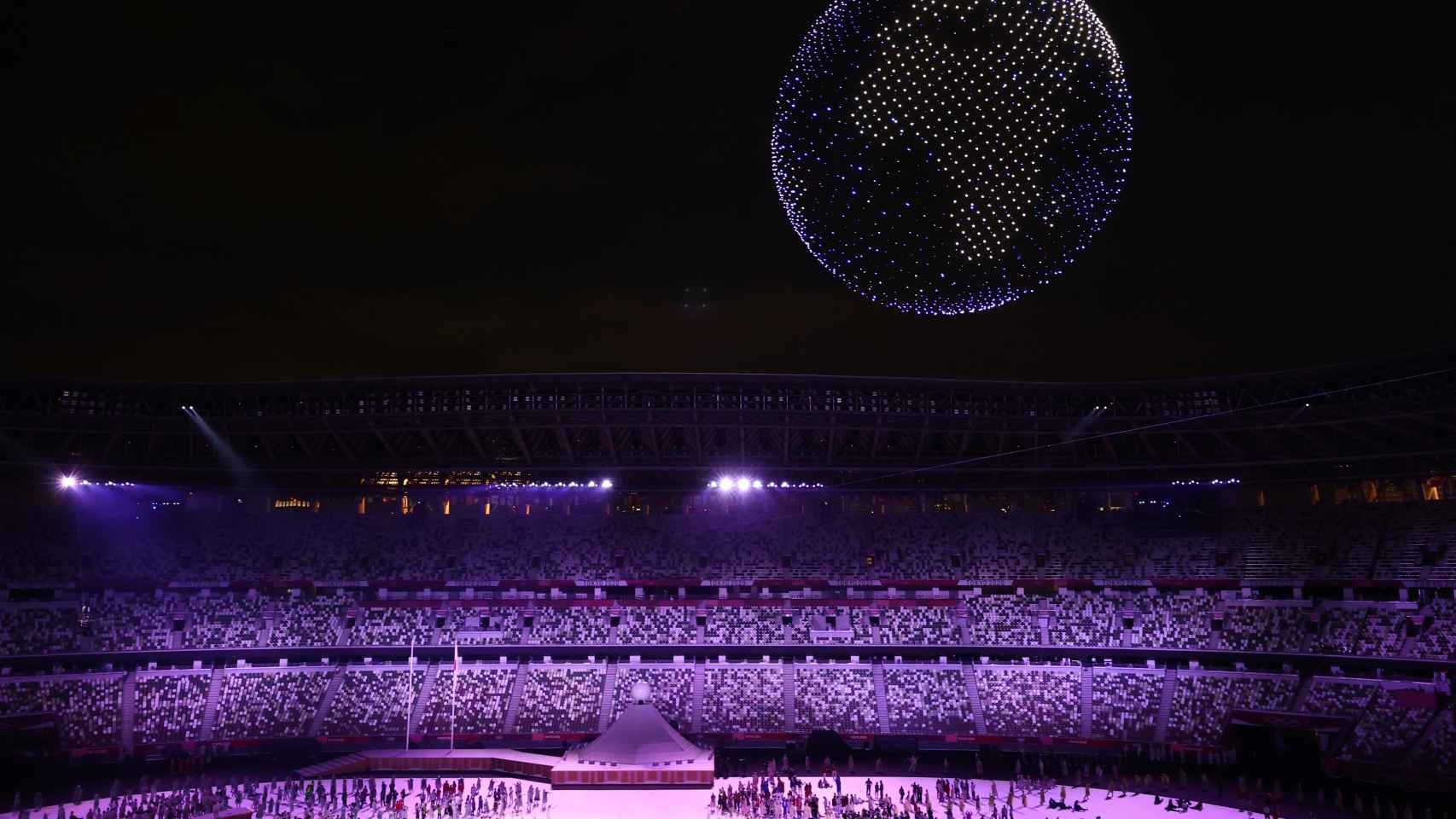 Una nube de drones dibuja el globo terráqueo sobre el Estadio Olímpico