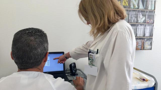 Dos médicos consultando unos datos en el ordenador en una foto de archivo.