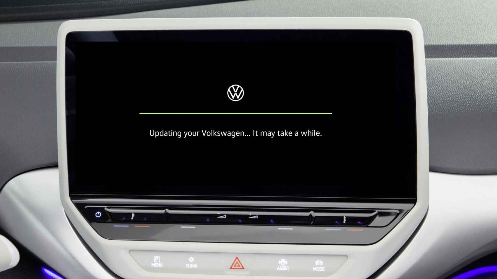 Proceso de actualización del sistema operativo en un coche de Volkswagen.