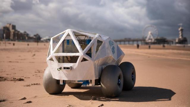 Un robot que recoge las colillas de cigarrillos de la arena de la playa.