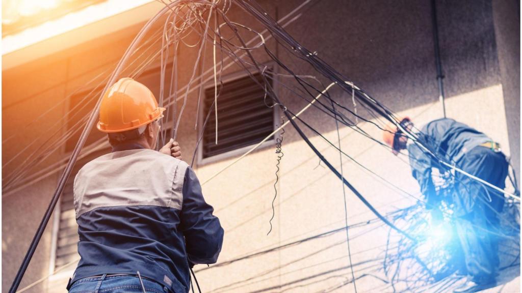 Trabajador, electrocutarse, accidente laboral.