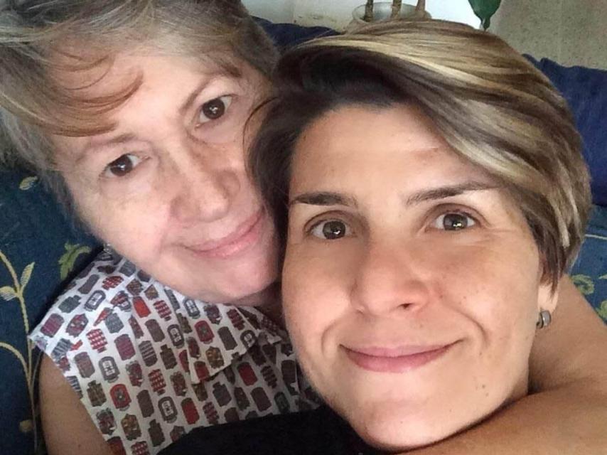 Gabby Baldissera junto a su madre, nacida en Pontevedra y emigrada a Venezuela cuando tenía tres años.