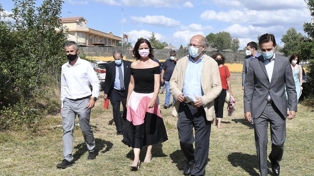 Peio García  ICAL . El vicepresidente Francisco Igea participa en el corro de alcaldes en Valdefresno (León) (1)