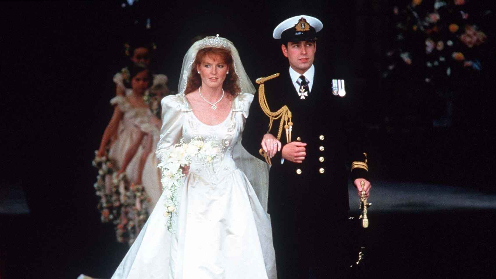 Sarah Ferguson y el príncipe Andrés el día de su boda.