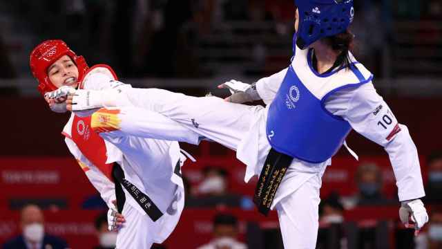 Adriana Cerezo peleando en la final olímpica contra la tailandesa Panipak Wongphatthanakit