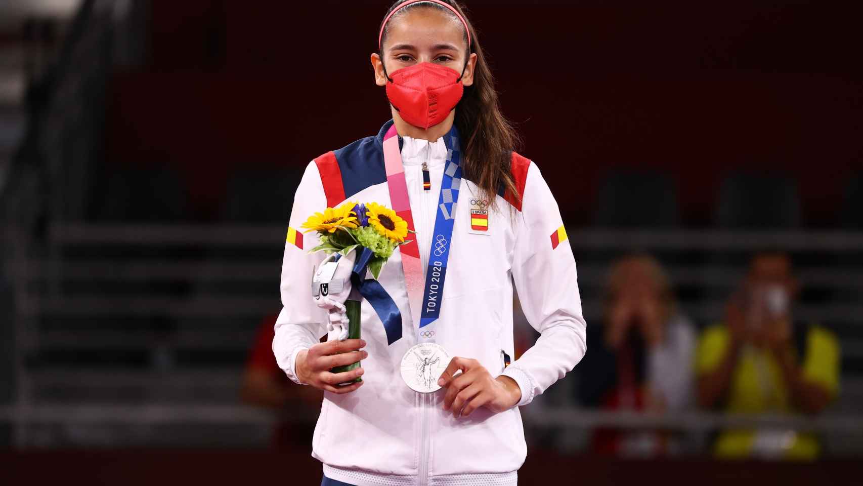 Adriana Cerezo en el podio con la medalla de plata al cuello
