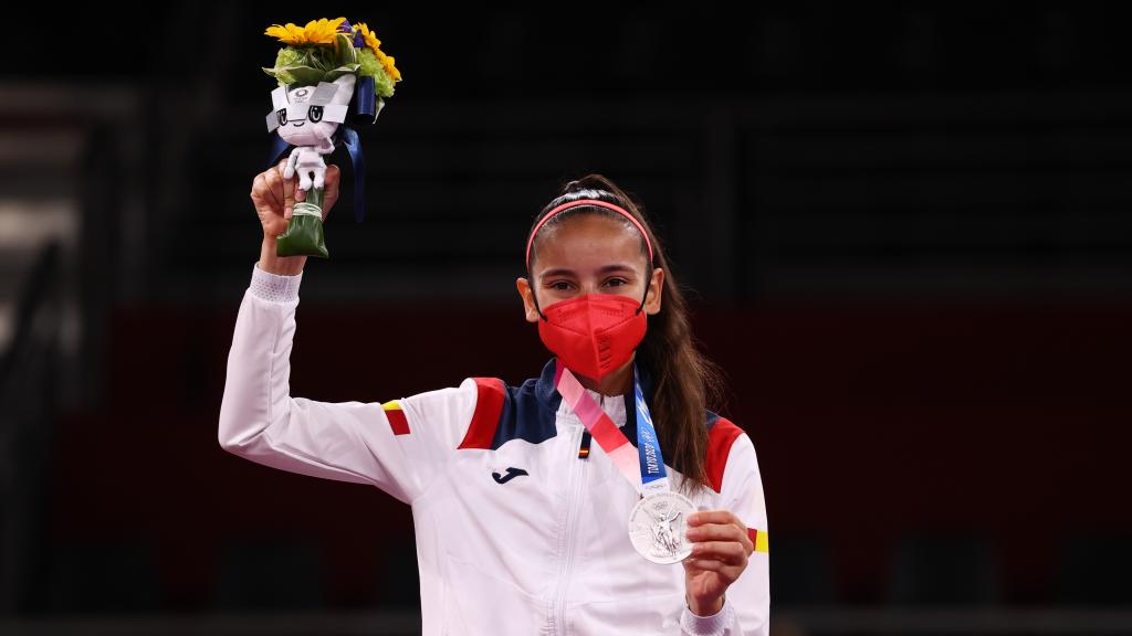 Adriana Cerezo en el podio con la medalla de plata al cuello