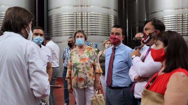 El consejero de Agricultura, Agua y Desarrollo Rural, Francisco Martínez Arroyo, visita Bodegas Campos Reales, de El Provencio (Cuenca)