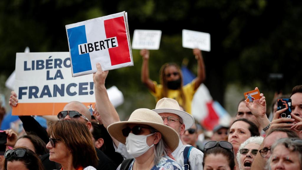 Protestas contra la ampliación del certificado sanitario en Francia.