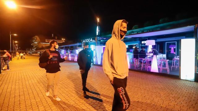 óvenes pasean por una zona de locales de ocio nocturno en Sanxenxo.