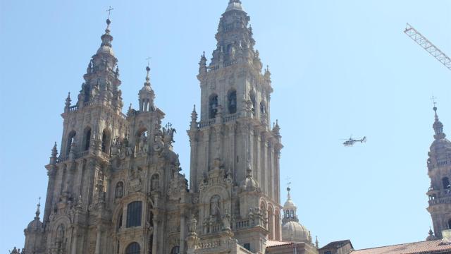 Helicóptero policial sobre la Catedral de Santiago.