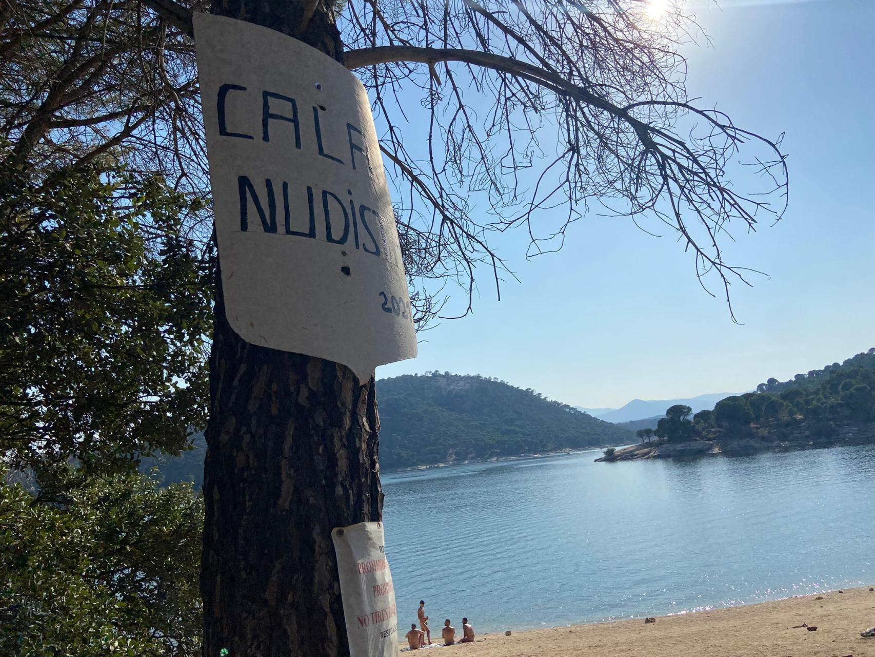 Madrid sí tiene playa... y es nudista: descubrimos los oasis naturistas  (legales y prohibidos) de la capital