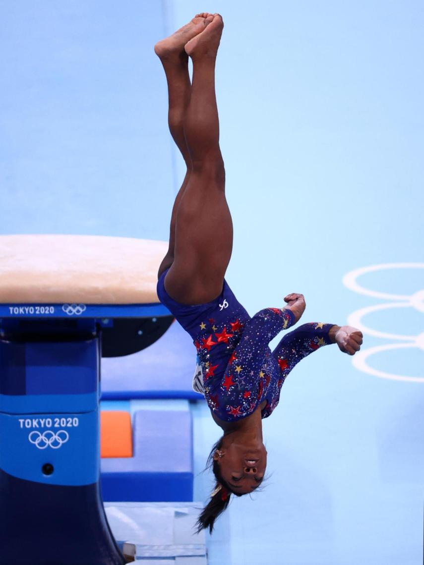 Simone Biles, superando el potro en Tokio 2020