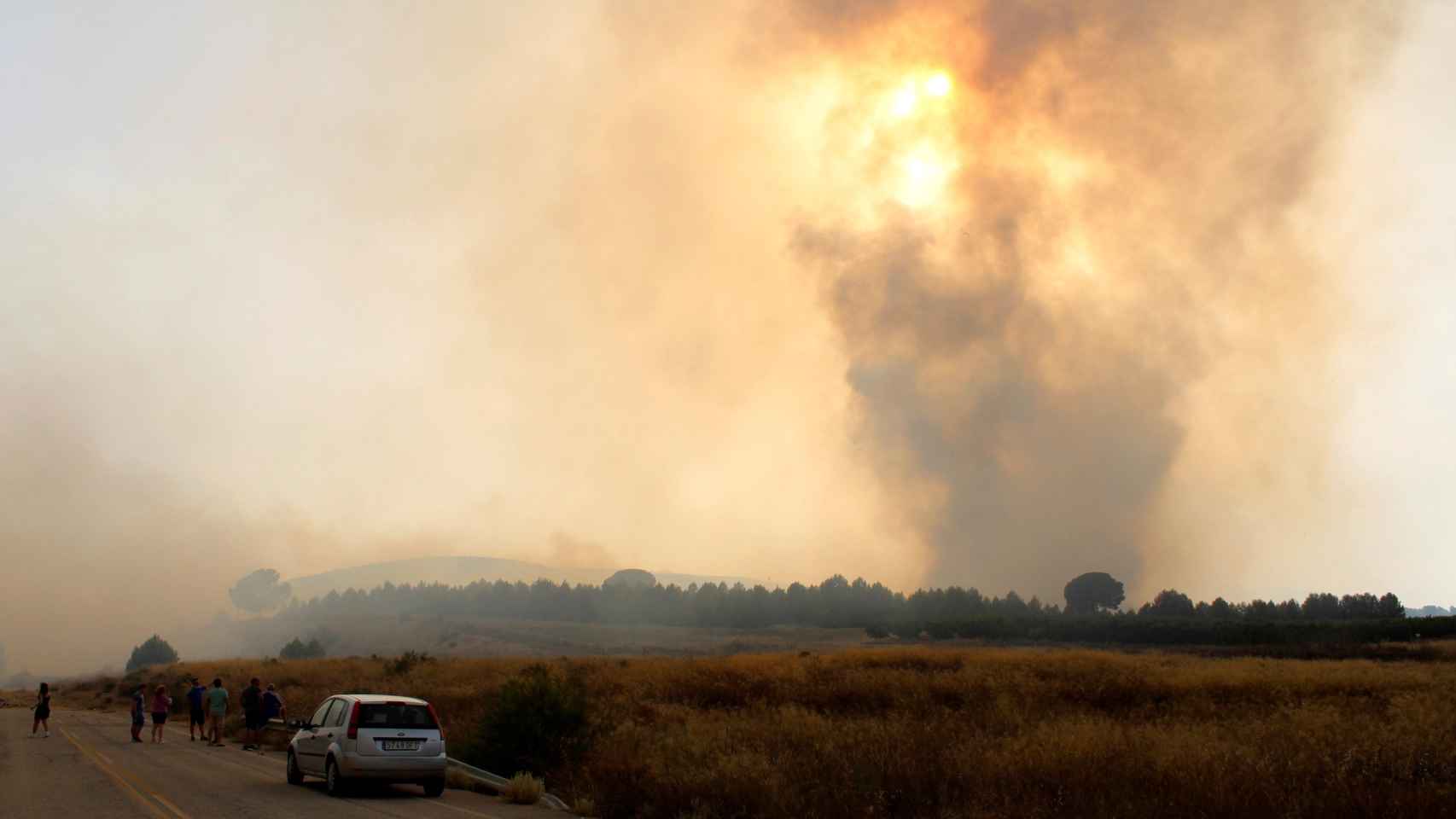 Imagen de las llamas provocadas por el incendio que se ha producido en la localidad albaceteña de Hellín.