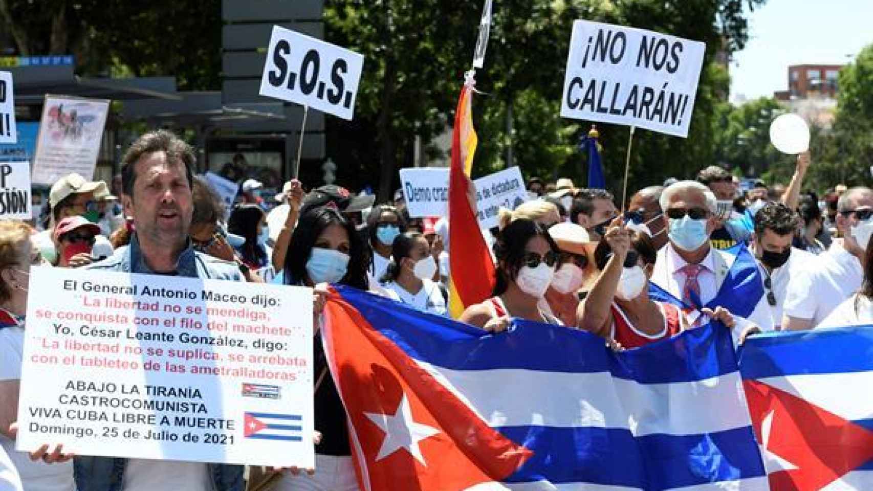 Asistentes a la marcha convocada este domingo en Madrid en defensa de los derechos humanos en Cuba.