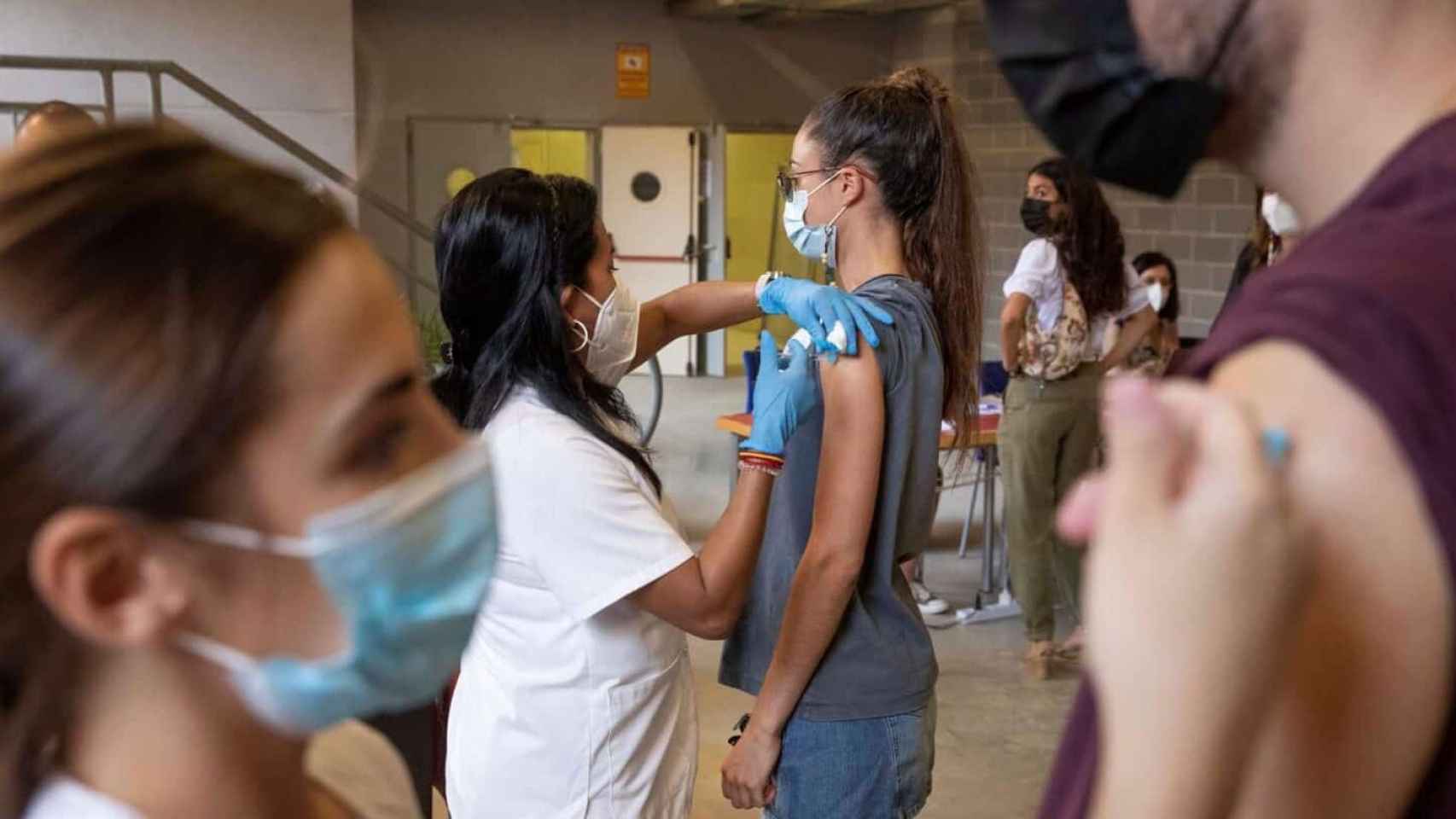 Jóvenes son vacunados en la región de Murcia.