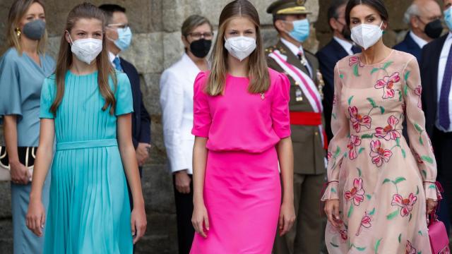 Sofía y Leonor junto a su madre, la reina Letizia.