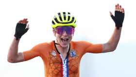 Annemiek van Vleuten celebra en su llegada a meta sin saber que era segunda de la prueba
