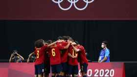 Los jugadores de la selección española de fútbol olímpica celebran un gol