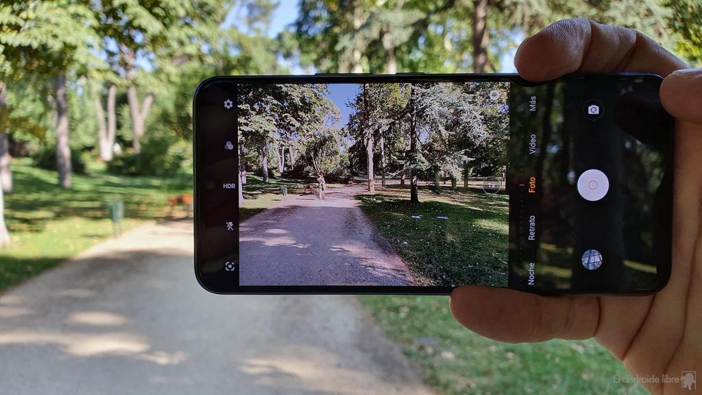 Tomando una fotografía con el vivo V21 5G