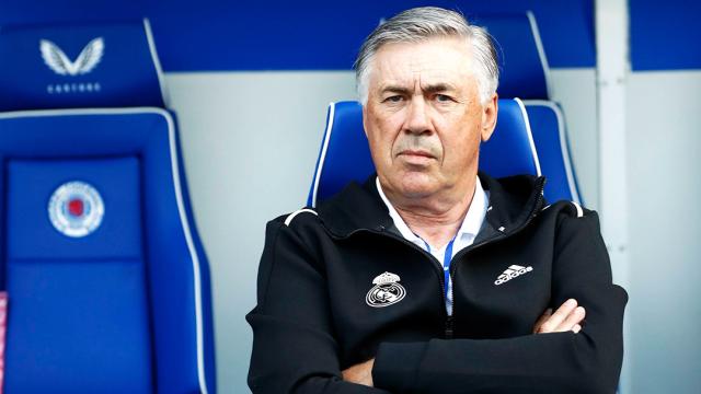 Carlo Ancelotti dirigiendo al Real Madrid